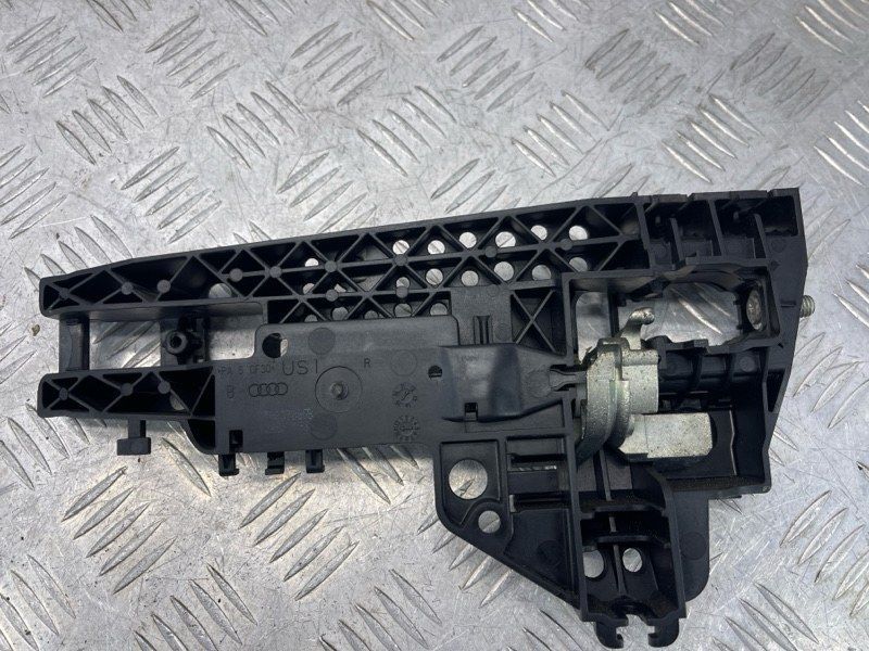 Кронштейн ручки 8T0837886B Audi S4