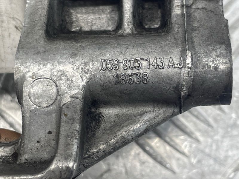 Кронштейн генератора 059903143AJ Audi A6