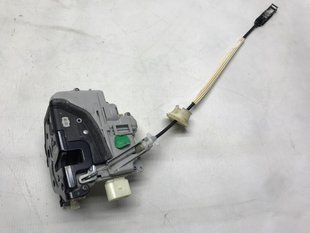 Замок передніх дверей 8J1837015B Volkswagen Touareg