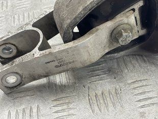 Кронштейн подушки двигуна 31339951 Volvo XC90