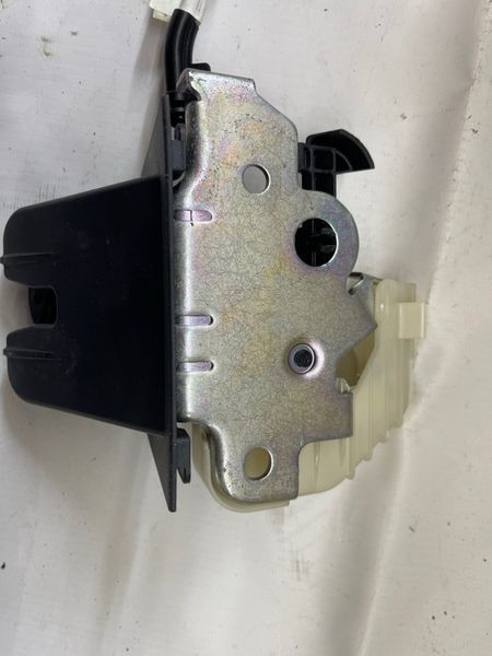 Замок кришки багажника 4M0827506D Audi Q7