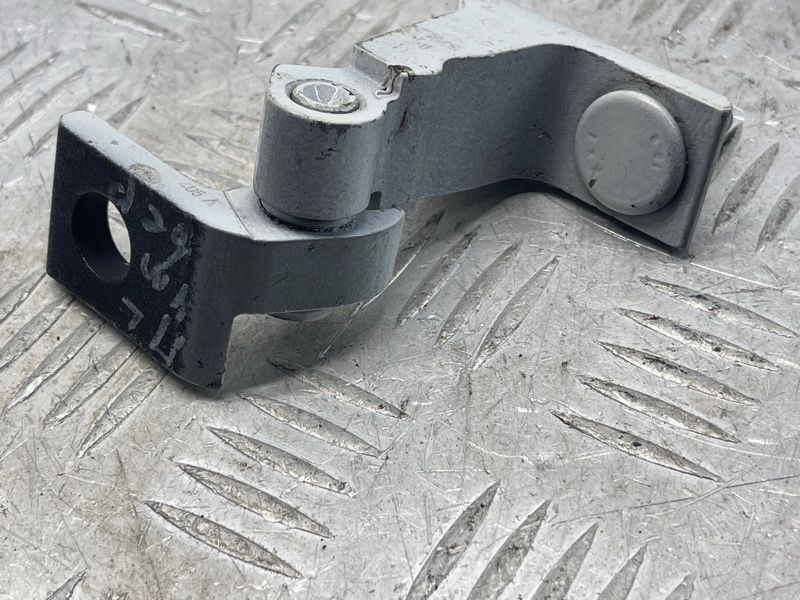Петля дверей нижня 8S0833405A Audi Q7