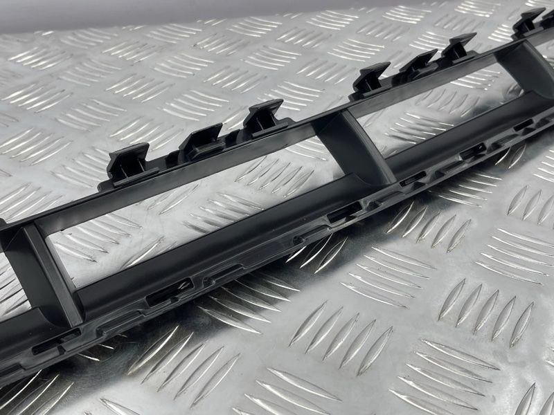 Решетка переднего бампера нижняя s-line 4L0807683E01C Audi Q7