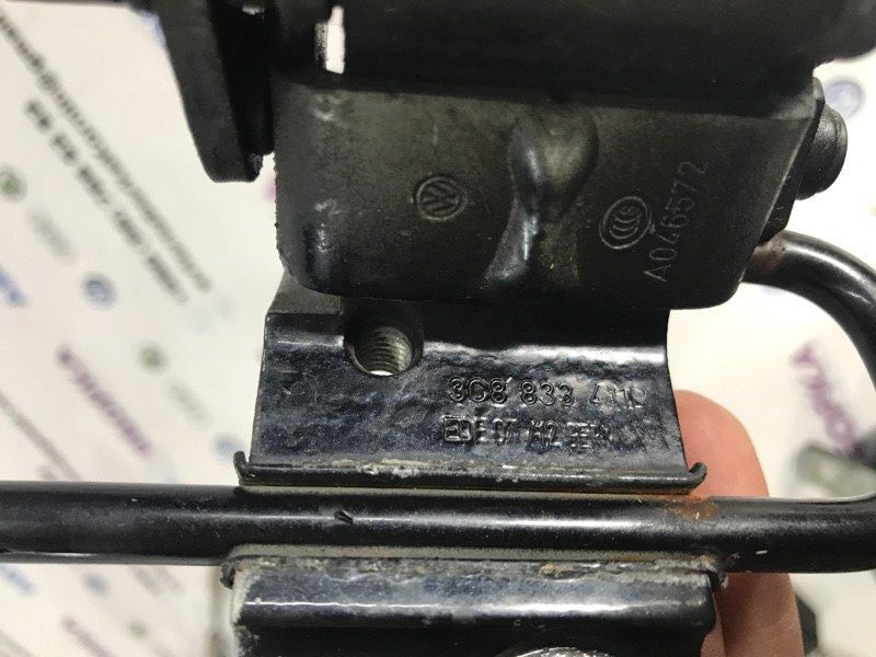 Петля дверей нижня 3C8833411B Volkswagen CC