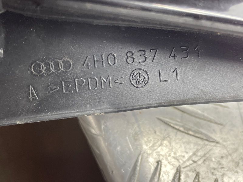Направляюча скла дверей 4H0837431 Audi A8