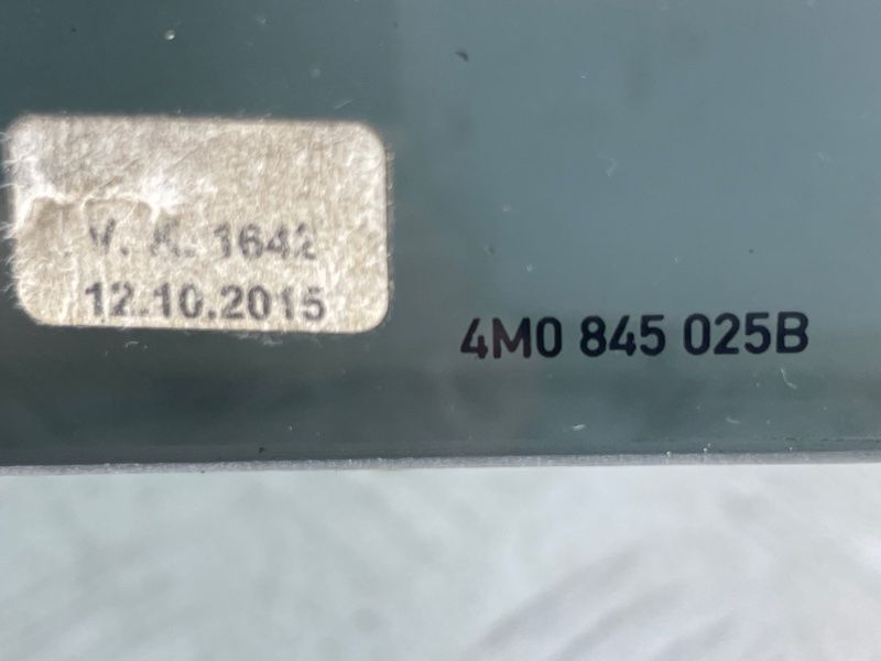 Стекло двери 4M0845025B Audi Q7