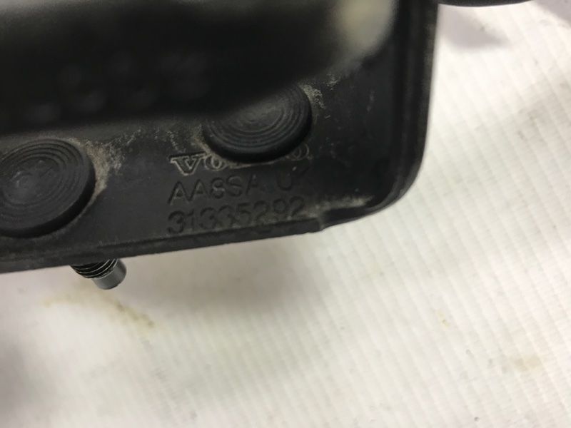Петля кришки багажника 31335292 Volvo XC60