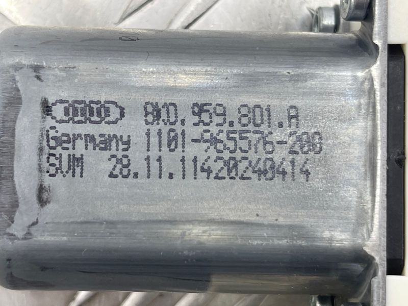 Мотор склопідйомника 8K0959801A Audi Q7