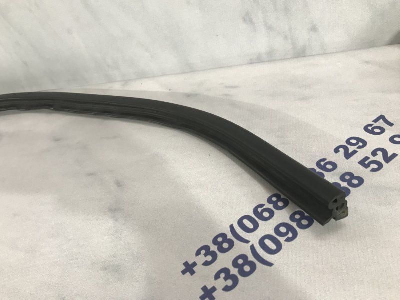 Уплотнитель водоотводящего короба под капотом 4G8823723A Audi A7