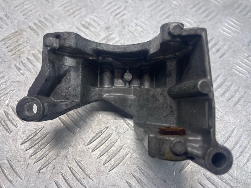 Кронштейн насоса гидроусилителя руля 06E145393G Audi Q7