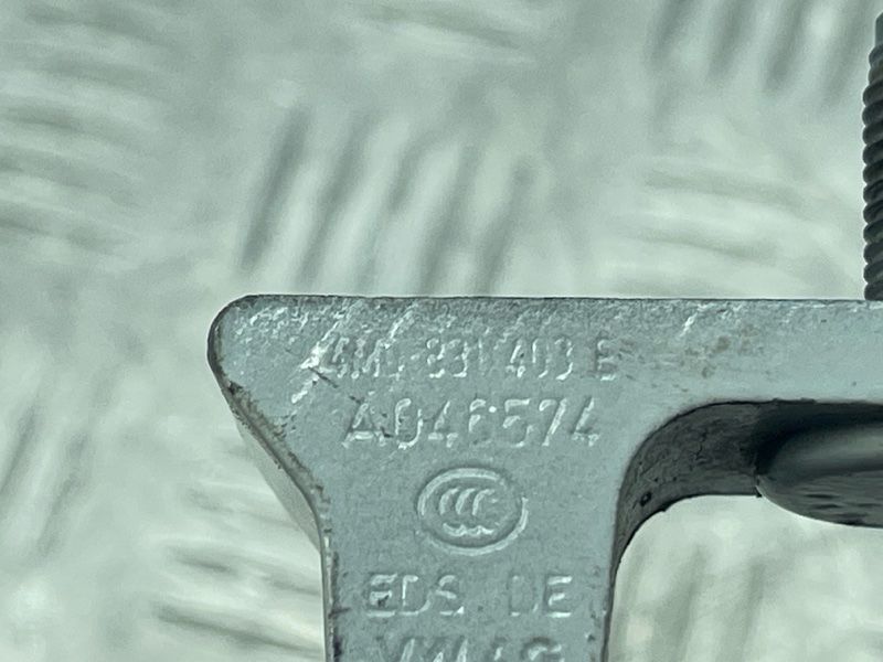 Петля дверей нижня 8S0833405A Audi Q7