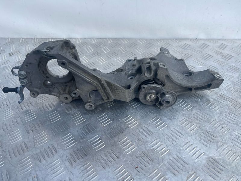 Кронштейн генератора 03L903143Q Volkswagen Tiguan