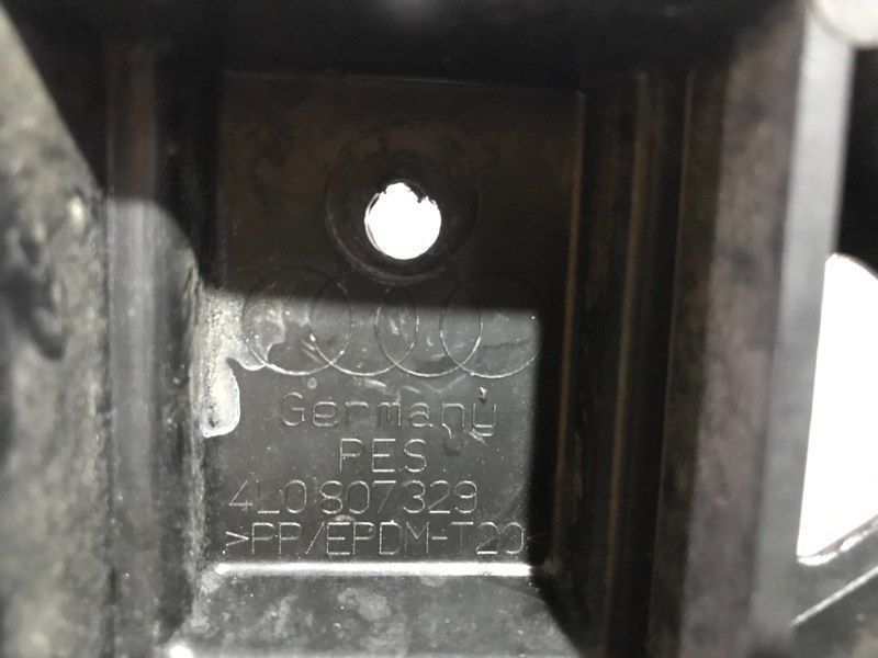 Кронштейн заднього бампера 4L0807329 Audi Q7