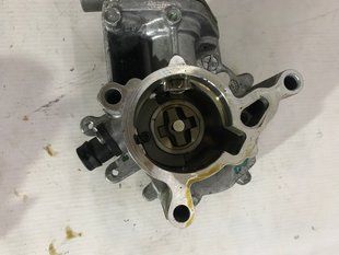 Вакуумный насос 06K145100J Volkswagen Passat