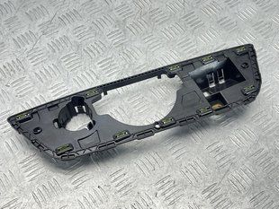Кріплення динаміка торпедо 4M1857736 Audi Q7