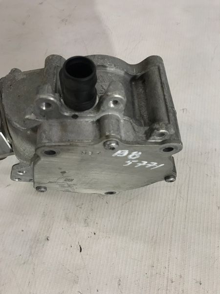 Вакуумний насос 06K145100J Volkswagen Passat