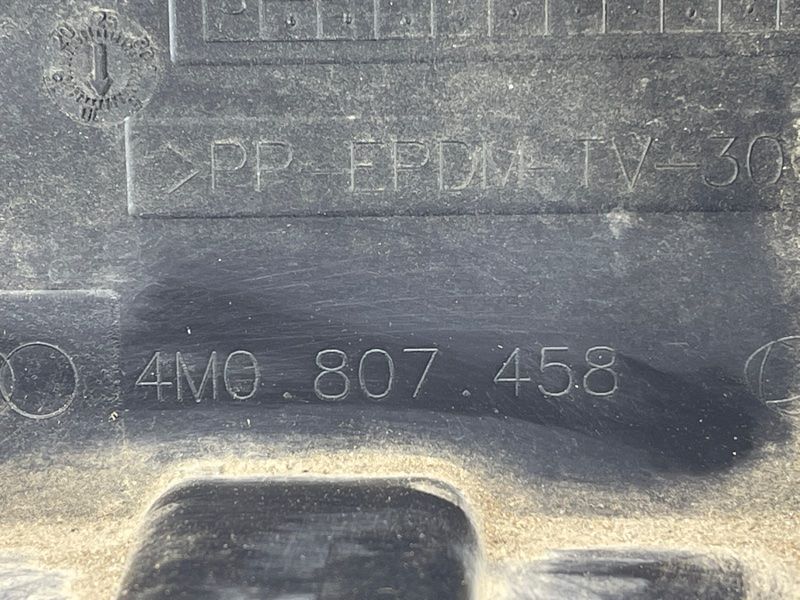 Направляюча заднього бампера 4M0807458 Audi Q7