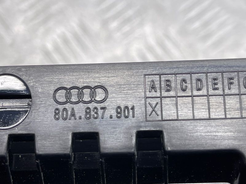 Накладка дверей 80A837901A5FQ Audi Q5