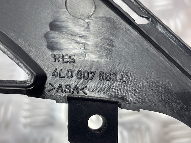Решетка переднего бампера нижняя 4L0807683C01C Audi Q7