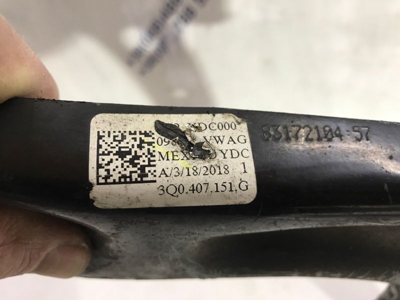 Рычаг передней подвески поперечный нижний 3Q0407151G Volkswagen Tiguan