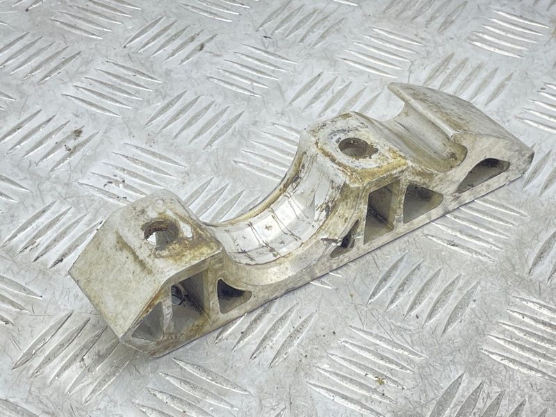 Кронштейн стабилизатора подвески 7L0411063B Volkswagen Touareg