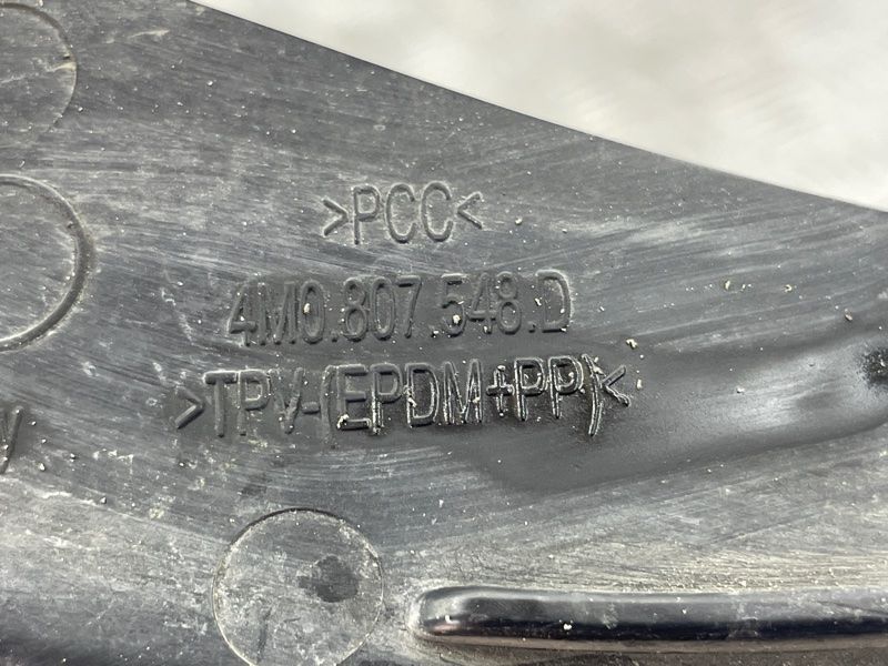 Спойлер колесной акри / Брызговик 4M0807548D Audi Q7