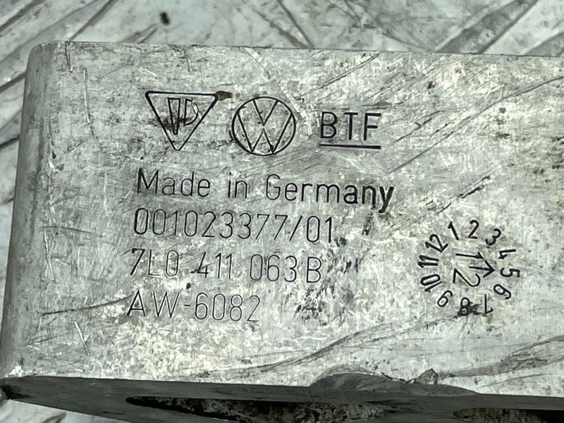 Кронштейн стабилизатора подвески 7L0411063B Volkswagen Touareg