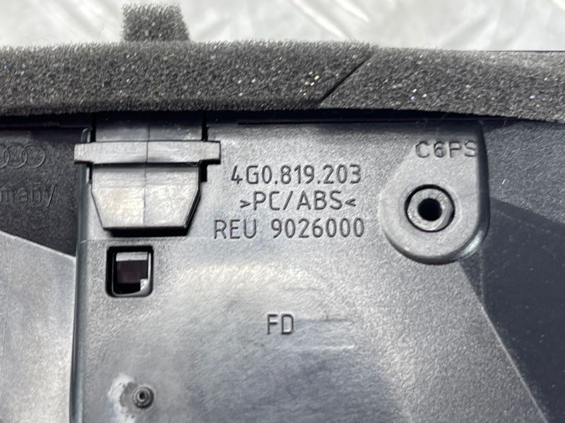 Дефлектор повітропроводу центральний 4G0819203C6PS Audi A7