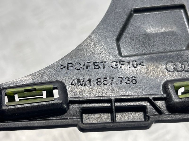 Кріплення динаміка торпедо 4M1857736 Audi Q7
