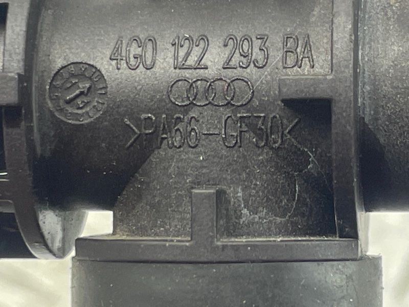 Промежуточный фланец системы охлаждения 4G0122293BA Audi A6