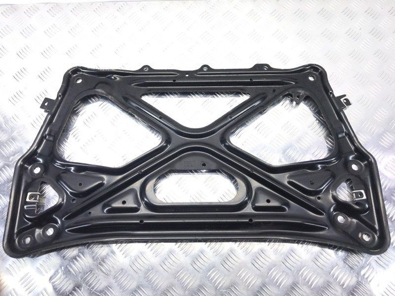 Распорка подрамника 4H0399345Q Audi A6