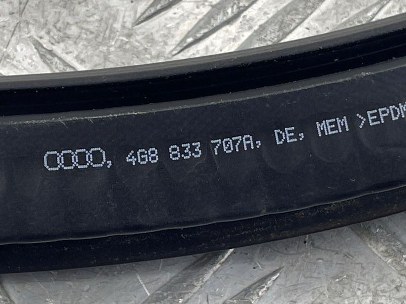 Ущільнювач дверей внутрішній нижній 4G8833707A Audi A7