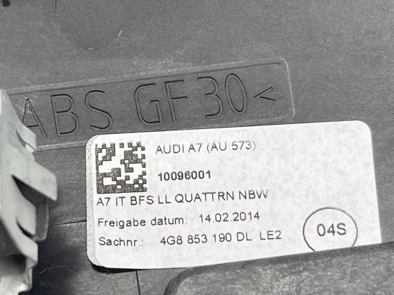 Декоративна накладка на торпедо Audi A7