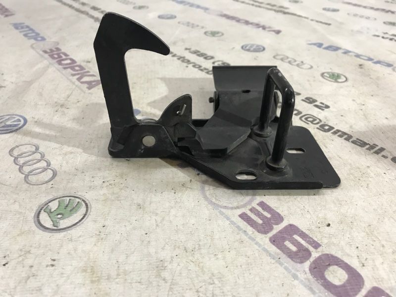 Стопорний гак капоту 4L0823480A Audi Q7 Audi Q7