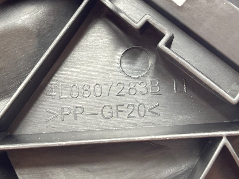 Направляющая переднего бампера 4L0807283B Audi Q7