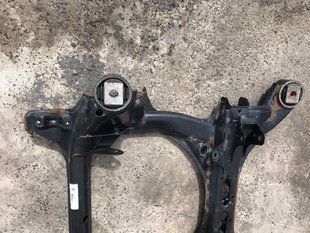 Подрамник передний 7P0400025 Volkswagen Touareg
