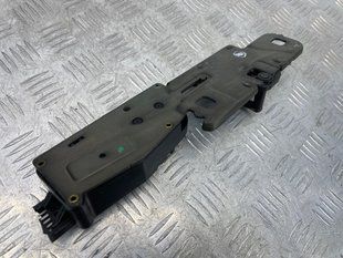 Тримач замка кришки багажника з доводчиком 4F9827383D Audi Q7 Audi A4, Audi A4 Allroad, Audi A6, Audi Q5, Audi Q7, Audi SQ5