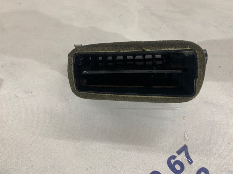 Дефлектор воздуховода 561819703 Volkswagen Passat