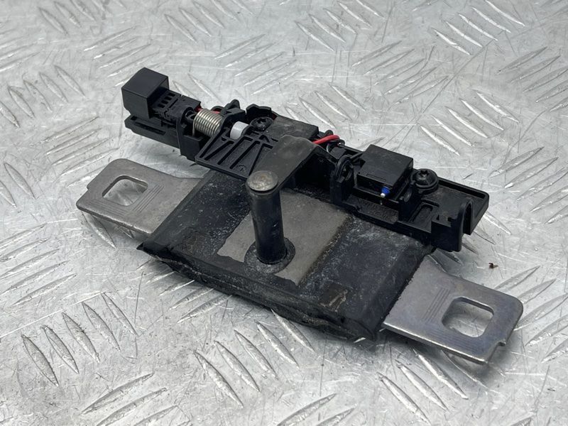Запірна скоба кришки багажника 80A827507 Audi Q5
