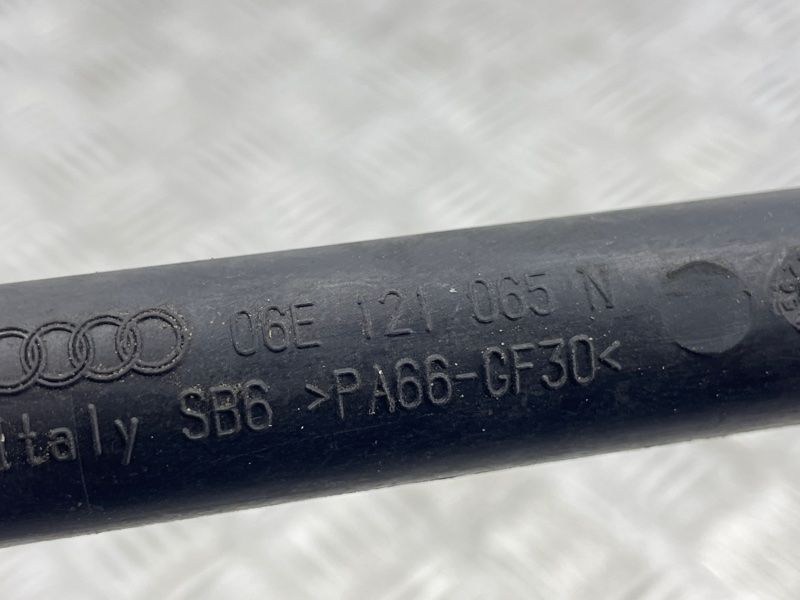 Трубопровід системи охолодження 06E121065N Audi A6