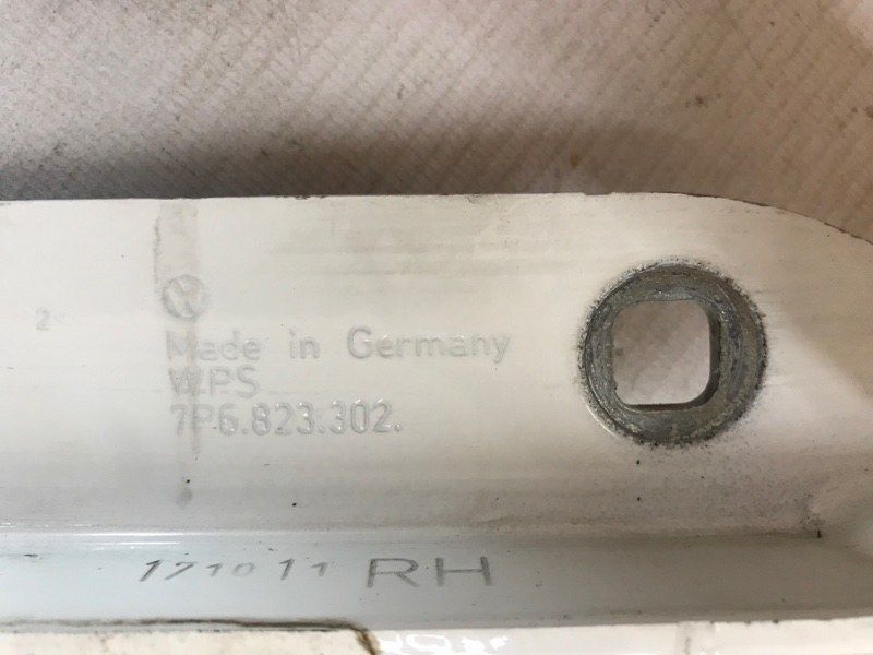 Петля капота 7P6823302 Volkswagen Touareg