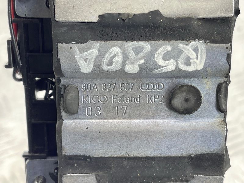 Запірна скоба кришки багажника 80A827507 Audi Q5