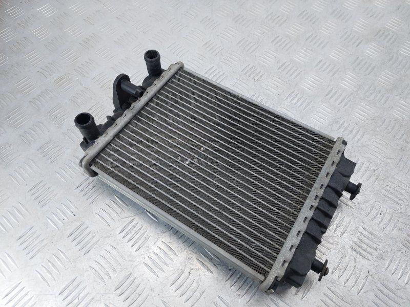Радиатор охлаждения двигателя дополнительный 8K0121212B Audi A7