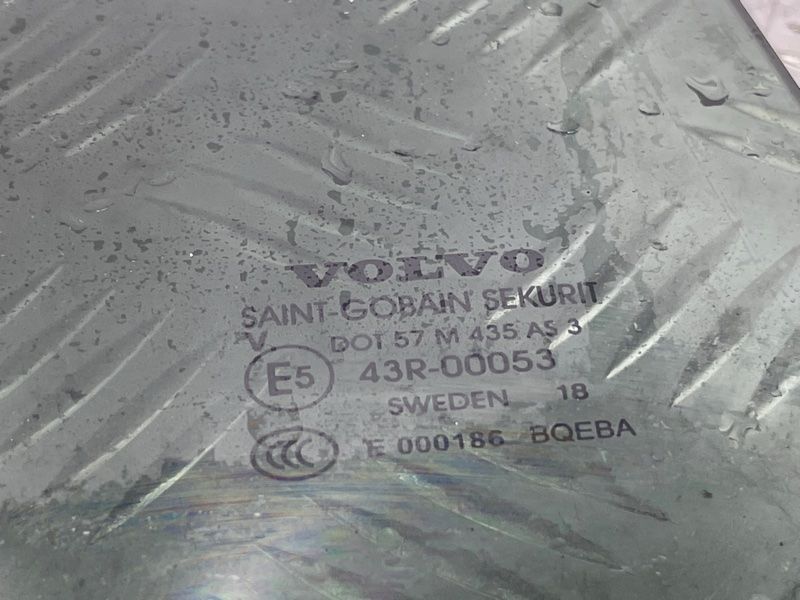Скло дверей 31371003 Volvo XC90