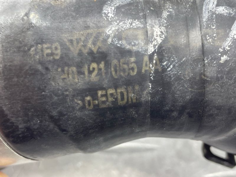 Патрубок 4H0121055AA Audi A8