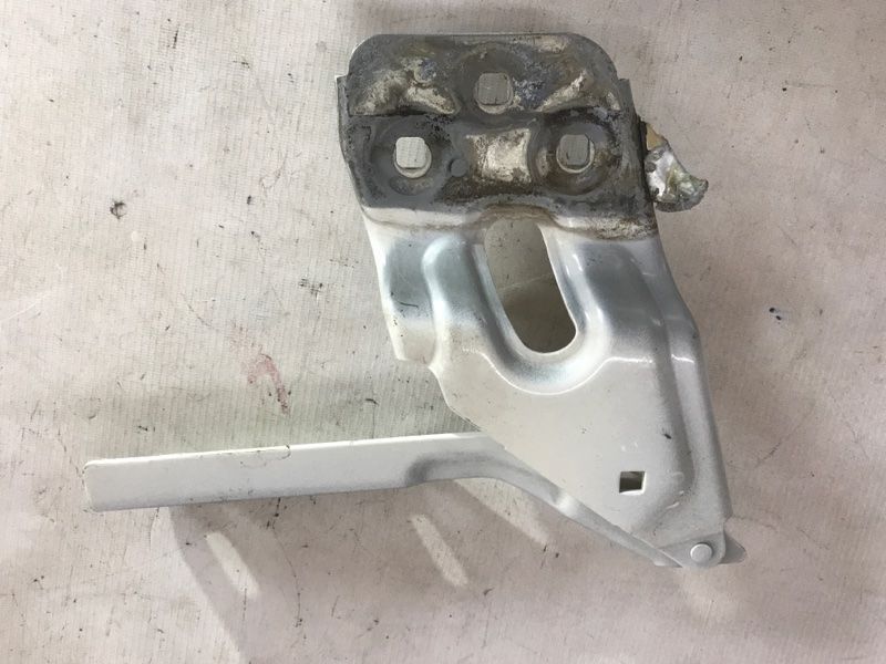 Петля капота 7P6823302 Volkswagen Touareg