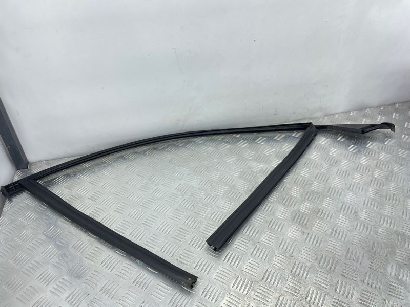 Направляюча скла дверей 32328964 Volvo XC90