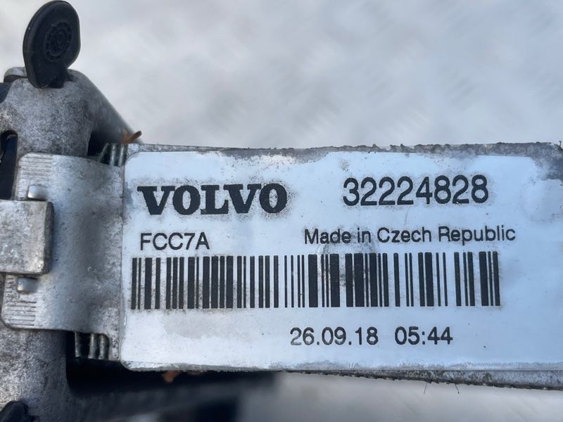Радиатор охлаждения двигателя 32224828 Volvo XC90