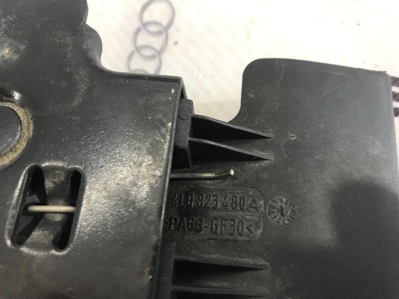 Стопорний гак капоту 4L0823480A Audi Q7 Audi Q7