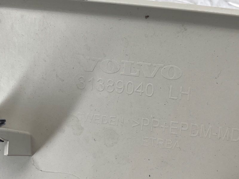 Обшивка багажника 39825228 Volvo XC90